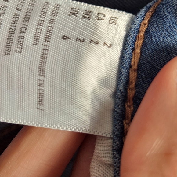 American Eagle Midi Jean Short Sz 2 Light Wash Blue Distressed Super Stretch - Picture 6 of 7